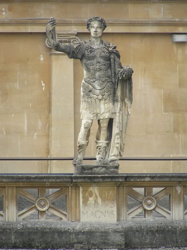 Marmorstatue Kaiser Konstantins in den Thermen von Bath, England
