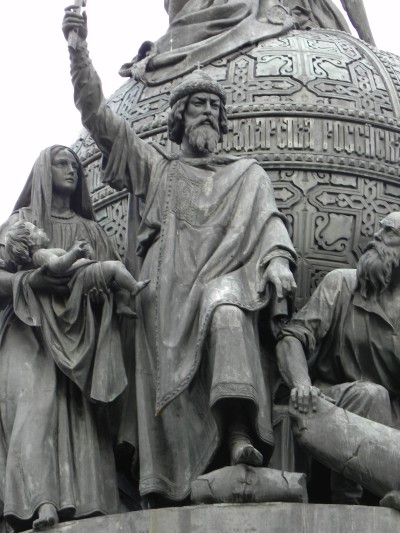 Wladimir am Millenniumsdenkmal in Nowgorod