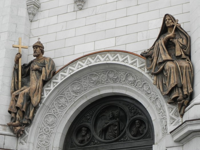 Hl.Wladimir und seine Großmutter hl.Olga über dem Portal der neuen Erlöserkirche in Moskau