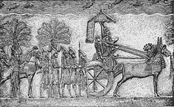 König Sanherib auf seinem Streitwagen, mit Gefolge