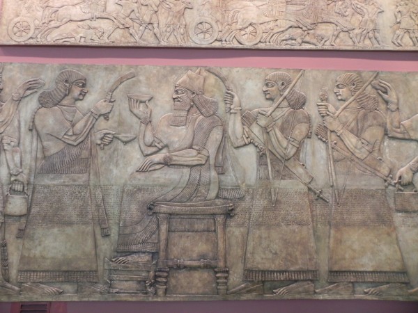 Relief im Moskauer Puschkin-Museum: Assurnasirpal II in seinem Palast in Nimrud