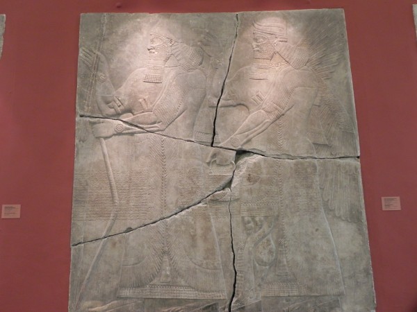 Relief in der Eremitage, St.Petersburg: Assurnasirpal mit seinem Schutzgott, der ihm seine Geldbörse nachträgt