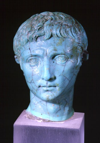 Smaragdgrünes Überfangglas. Portraitkopf wurde unmittelbar nach dem Tod des Kaisers in Italien hergestellt. Befindet sich jetzt im Römisch-Germanischen Museum in Köln