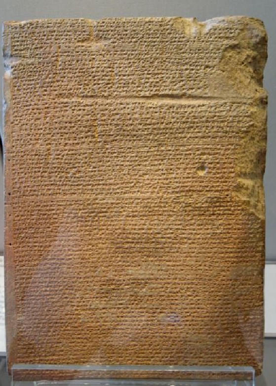 Auf dieser Stele, die in Qalaat Shergat gefunden wurde und jetzt im Louvre aufbewahrt wird, berichtet der König ausführlich über seinen Krieggegen Urartu