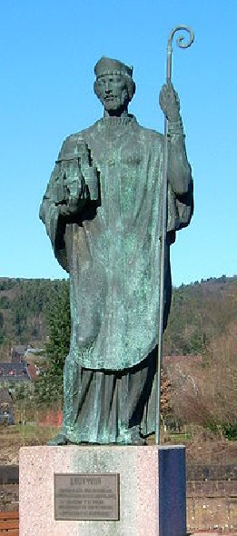 Liutwins hier abgebildetes modernes Denkmal steht vor seinem Kloster Mettlach, Saarland