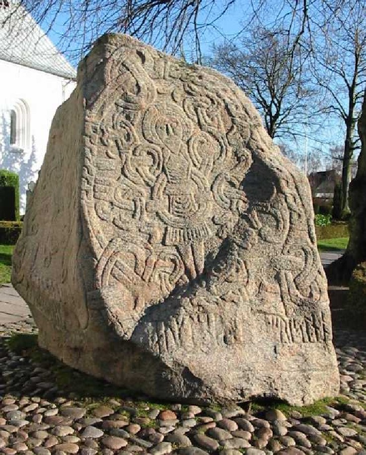 Sein Vater war noch ein wilder Christenverfolger, ihm hingegen verdanken wir die hier abgebildete erste Christusdarstellung in Skandinavi¬en auf diesem dreiseitigen Runenstein.