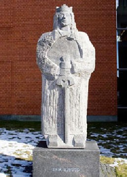 Joseph Salamons Granit-Denkmal des Königs mit dem sympatischen Beinamen steht vor dem Rathaus von dessen Geburtsort Slangerup.