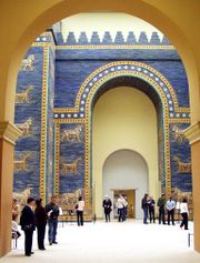 Nebukadnezar erbaute auch das Ischtar-Tor, seit 1930 im Berliner Pergamonmuseum unter Verwendung von Original Bestandteilen rekonstruiert