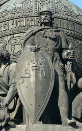 Der Dynastiegründer Rurik am Millenniumsdenkmal in Nowgorod